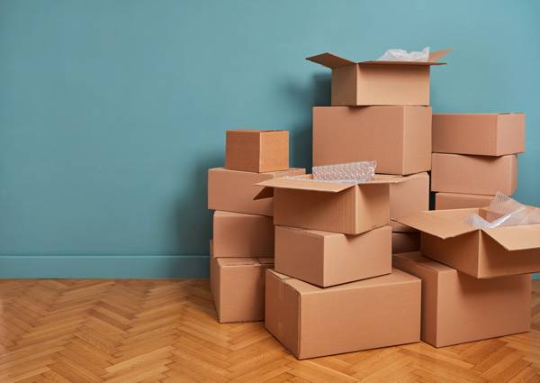 Leere Umzugskartons in eine frisch renovierten leeren Zimmer